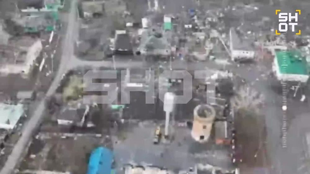 Флаг России поднят в самом центре Суджи возле здания местной администрации