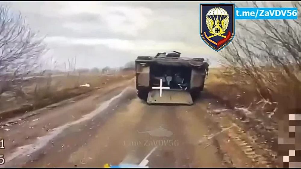 Оператор БпЛА из 56го ДШП ВДВ поражает оптоволокном технику в тылу противника на территории Сумской области