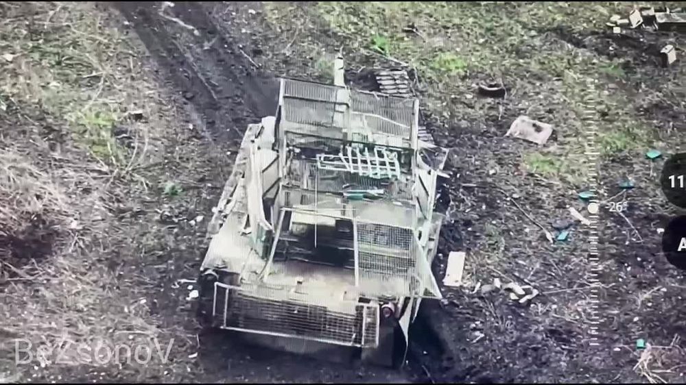 Даниил Безсонов: Кадры выведенного из строя нашими расчетами FPV-дронов американского танка «Абрамс» ВСУ на Сумском направлении