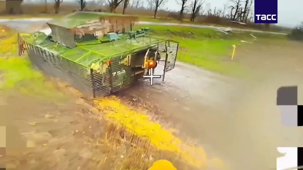 Оператор FPV-камикадзе группировки войск «Север» поражает БТР-4Е «Буцефал» ВСУ в Сумскои области