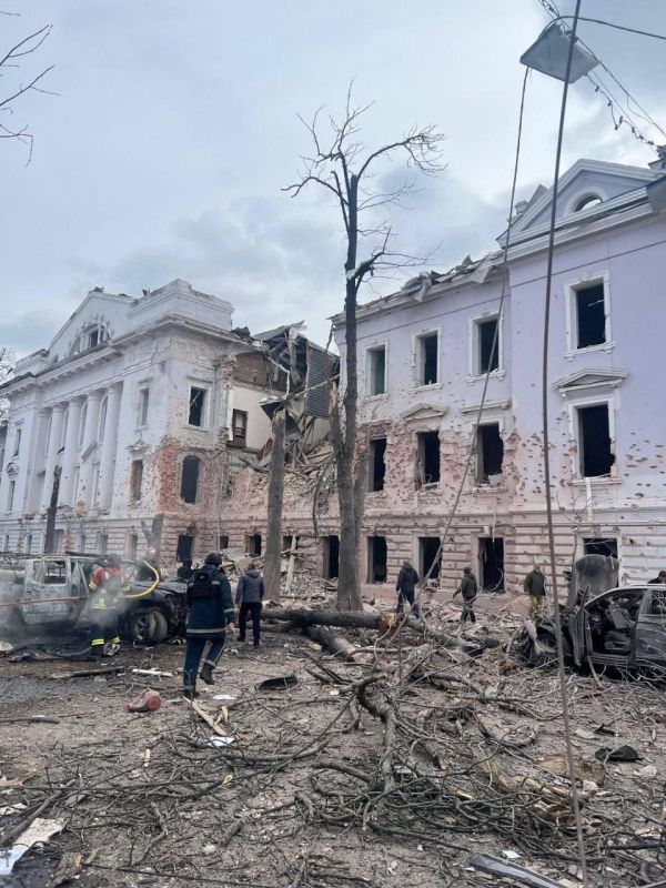 Как пишут турки, здание в Сумах, где прошла церемония награждения 128-й горно-штурмовой Закарпатской бригады, подверглось удару баллистической ракетой российской армии