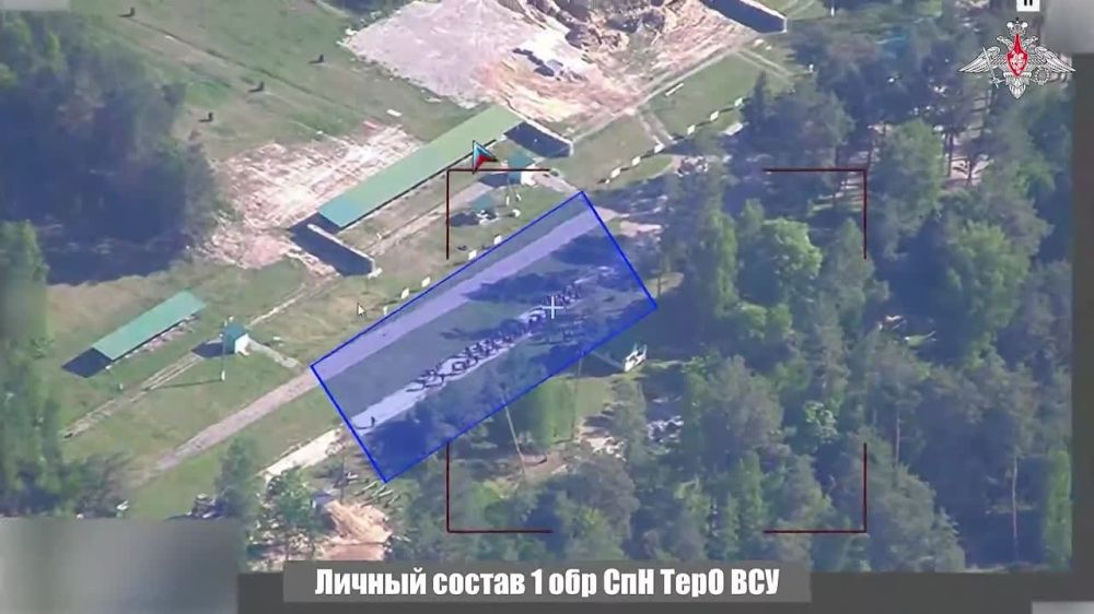 Видео удара «Искандером» по лагерю подготовки 1-й бригады спецназа ВСУ в районе населенного пункта Шостка Сумской области опубликовало Минобороны РФ