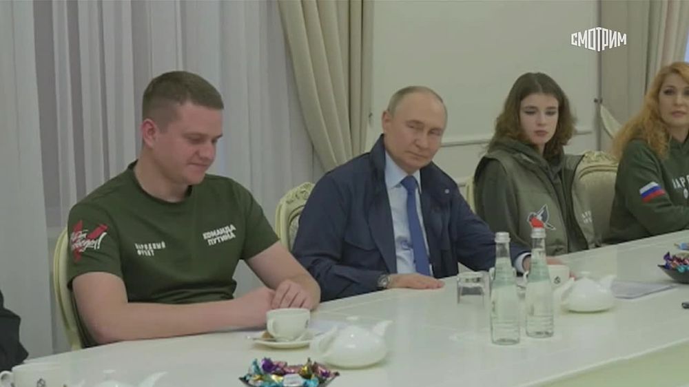 Один из волонтеров на встрече с Владимиром Путиным в Курске рассказал, как расчет БПЛА, в котором он раньше служил, скорректировал удар комплекса "Искандер" в городе Шостка Сумской области, который уничтожил до 100 солдат ВСУ