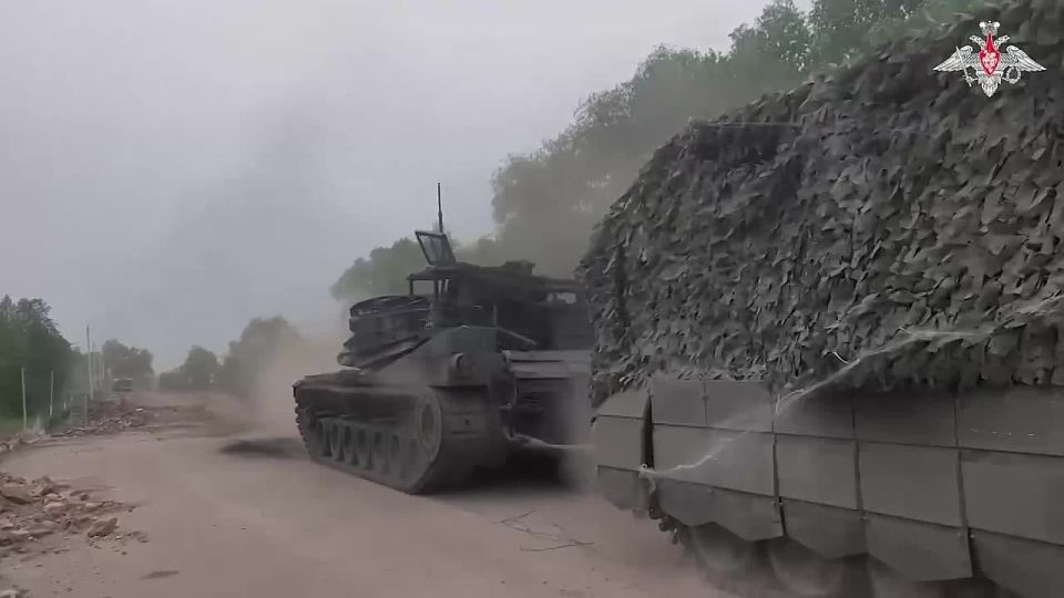 На границе Сумской области военнослужащие 22-го мотострелкового полка группировки войск «Север» эвакуировали подбитую иностранную технику украинских боевиков