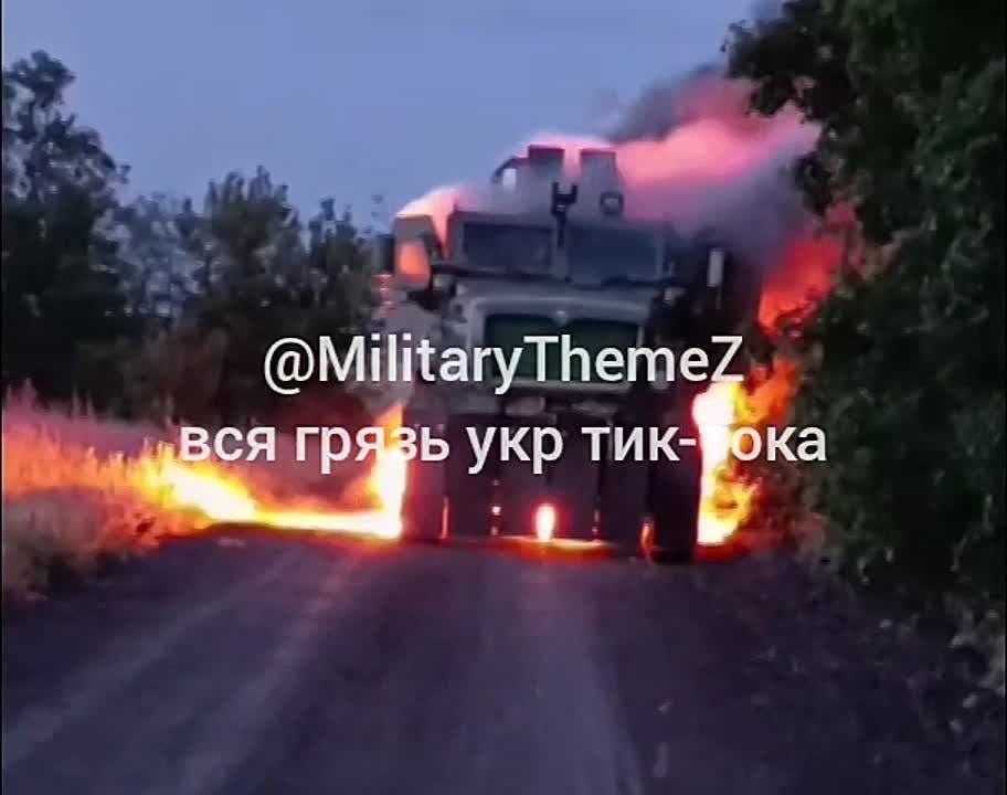 И снова горит MaxxPro. Что-то в последнее время таких кадров много стало