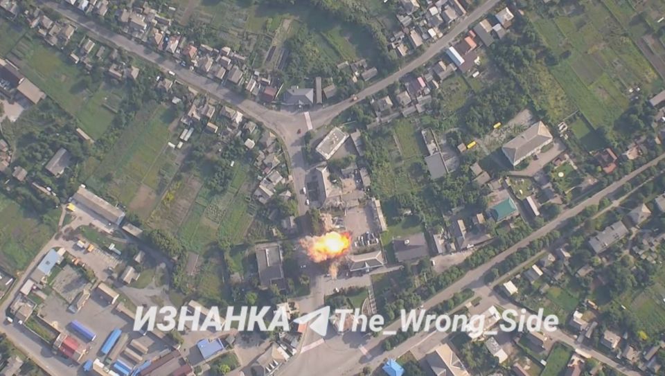 Поражения пвд ВСУ в городе Бурынь Сумской области четырьмя дронами-камикадзе «Герань-2» Поражения пвд ВСУ в городе Бурынь Сумской области четырьмя дронами-камикадзе «Герань-2»