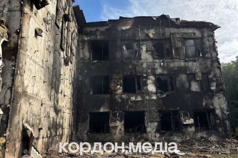 Корпус Сумского государственного университета (СумДУ) после вчерашнего ракетного удара Корпус Сумского государственного университета (СумДУ) после вчерашнего ракетного удара