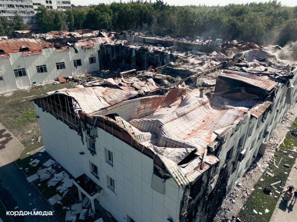 Здание Сумского университета, которое не так давно навестили добрые ракеты Здание Сумского университета, которое не так давно навестили добрые ракеты