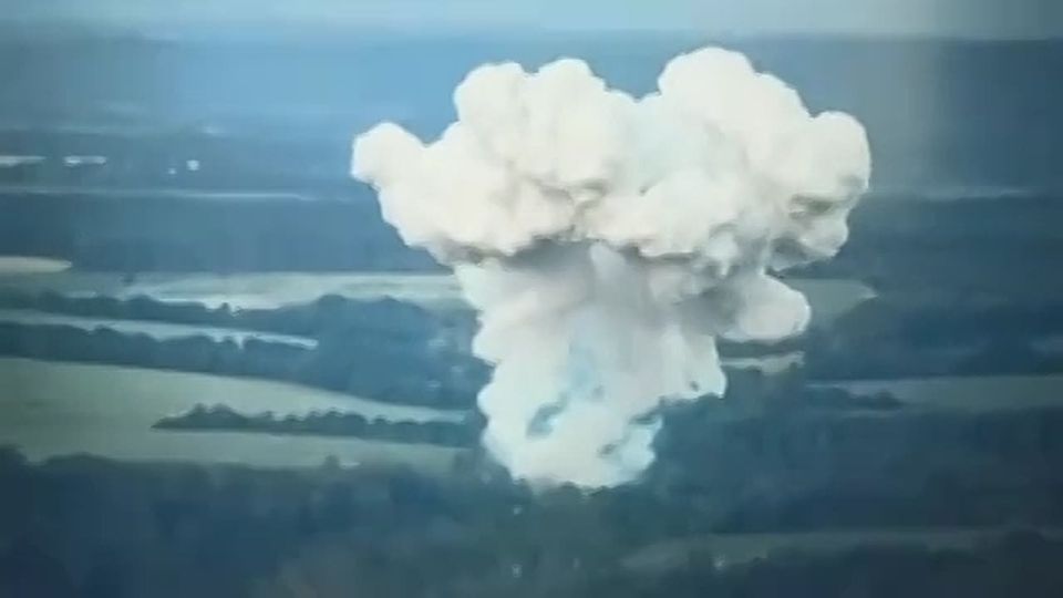 Прилет авиабомбы ФАБ-1500 с УМПК по позициям боевиков киевского режима в н.п. Угроеды Сумской области
