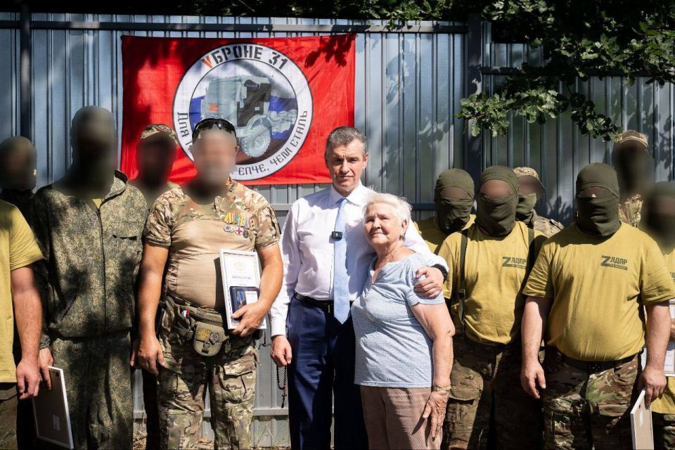 Андрей Руденко: Лидер ЛДПР наградил белгородских волонтеров, которые производят бронелисты для нашей техники в зоне СВО Андрей Руденко: Лидер ЛДПР наградил белгородских волонтеров, которые производят бронелисты для нашей техники в зоне СВО