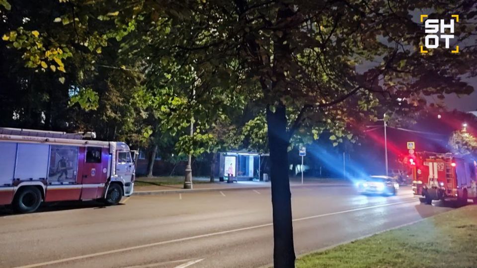 Сильный пожар произошёл в многоэтажке на юге Москвы Сильный пожар произошёл в многоэтажке на юге Москвы