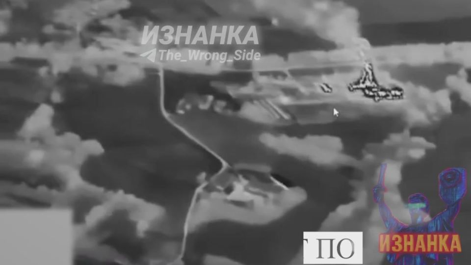 Российские войска несколькими ударами “Герань-2” уничтожили склад боеприпасов ВСУ в Сумской области, сообщает Telegram-канал “Изнанка”