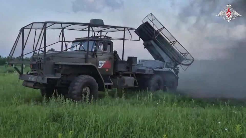 Минобороны России: Расчет РСЗО «Град» Тульского воздушно-десантного соединения уничтожил командный пункт ВСУ в Сумской области