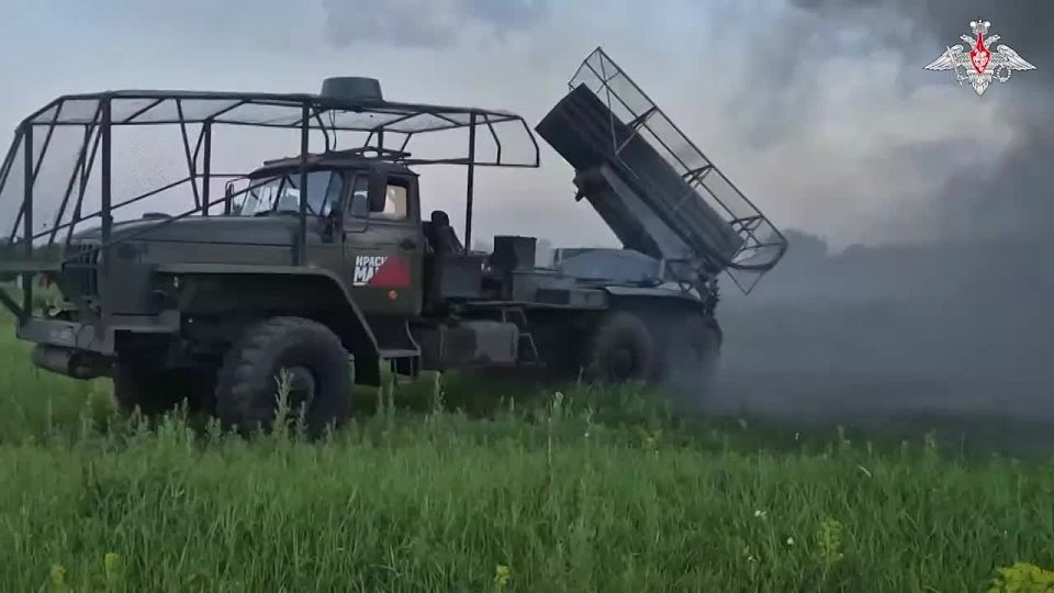 Огненный дождь для ВСУ: расчет РСЗО «Град» уничтожил командный пункт украинских боевиков в Сумской области