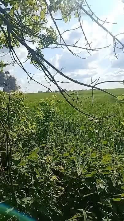 Момент прилета российской авиабомбы по позициям украинских формирований где-то в Сумской области