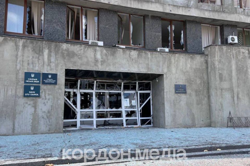 Барражирующие боеприпасы «Герань» сегодня поразили здание администрвции Сумской области Барражирующие боеприпасы «Герань» сегодня поразили здание администрвции Сумской области