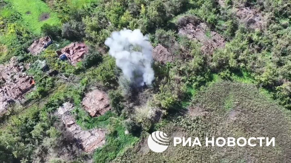 Подразделения 83-й отдельной десантно-штурмовой бригады ВС РФ проводят комплексную зачистку укрепленных позиций ВСУ на сумском направлении, расширяя буферную зону, рассказал РИА Новости командир разведбата с позывным "Юстас"