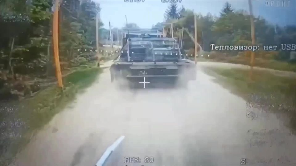 Владислав Шурыгин: Поражение FPV-дроном на оптоволокне в корму танка M1A1SA Abrams 47-й мехбригады ВСУ, двигавшегося по антидроновому коридору в приграничье Сумской области