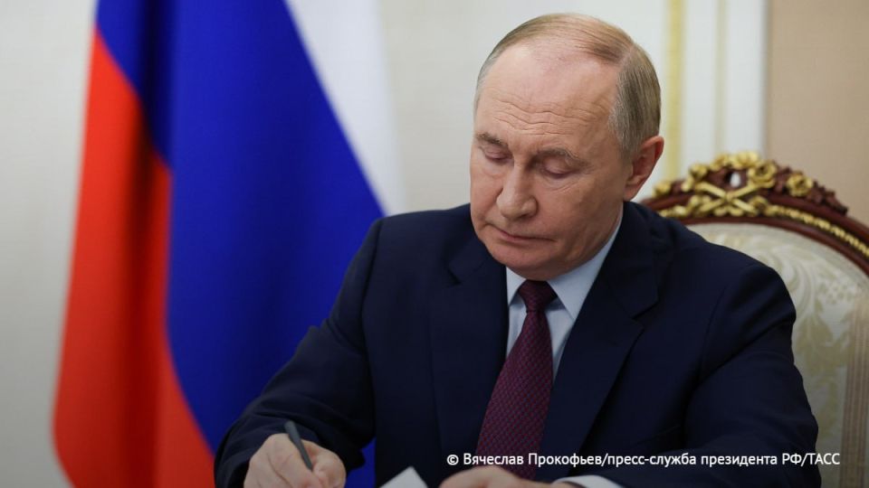 Путин посмертно наградил медалью Луки Крымского двух фельдшеров ярославской центральной районной больницы Светлану Глухову и Наталию Попову, а также водителя машины скорой помощи Сергея Сивкова