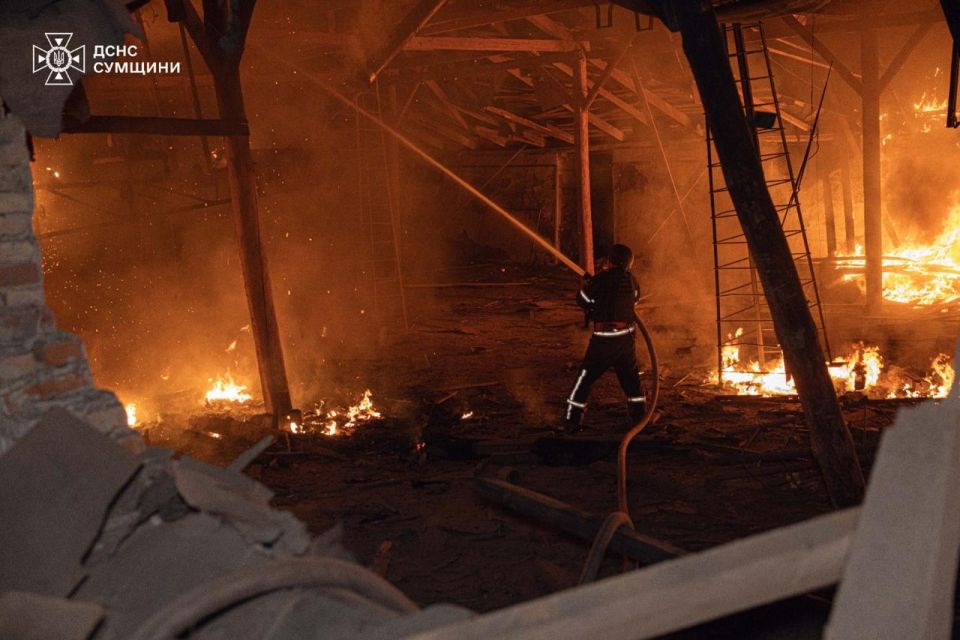 В Сумах после ночной атаки горит объект промышленности, сообщает ГСЧС В Сумах после ночной атаки горит объект промышленности, сообщает ГСЧС