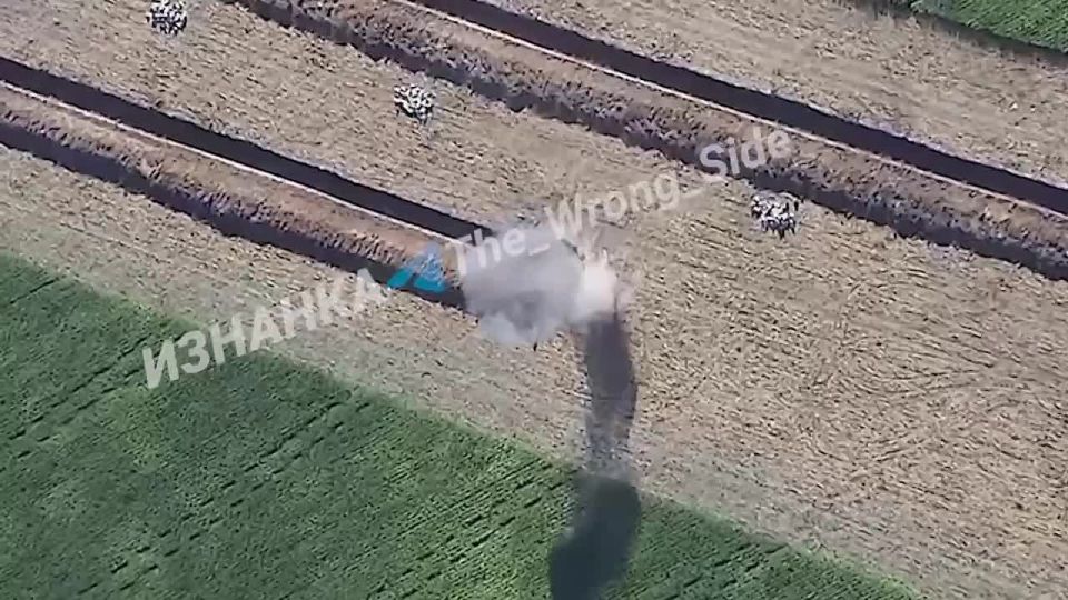 Бойцы группировки войск «Север» при помощи барражирующих боеприпасов семейства «Ланцет» поражают инженерную технику ВСУ задействованную в строительстве укреплений в районе н.п. Ржаное Сумской области. Кадры: @The_Wrong_Side
