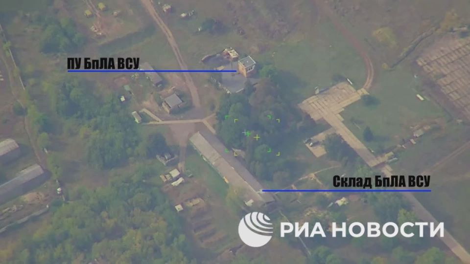 Российские войска ударили дронами "Герань-2" по инфраструктуре аэродрома ВСУ в районе Конотопа в Сумской области, сообщили в Минобороны и показали видео