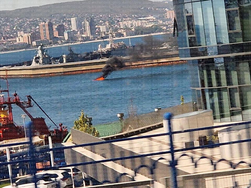 Фото горящего и утопающего ВСУшного бэка в Новороссийске публикуют телеграм-каналы