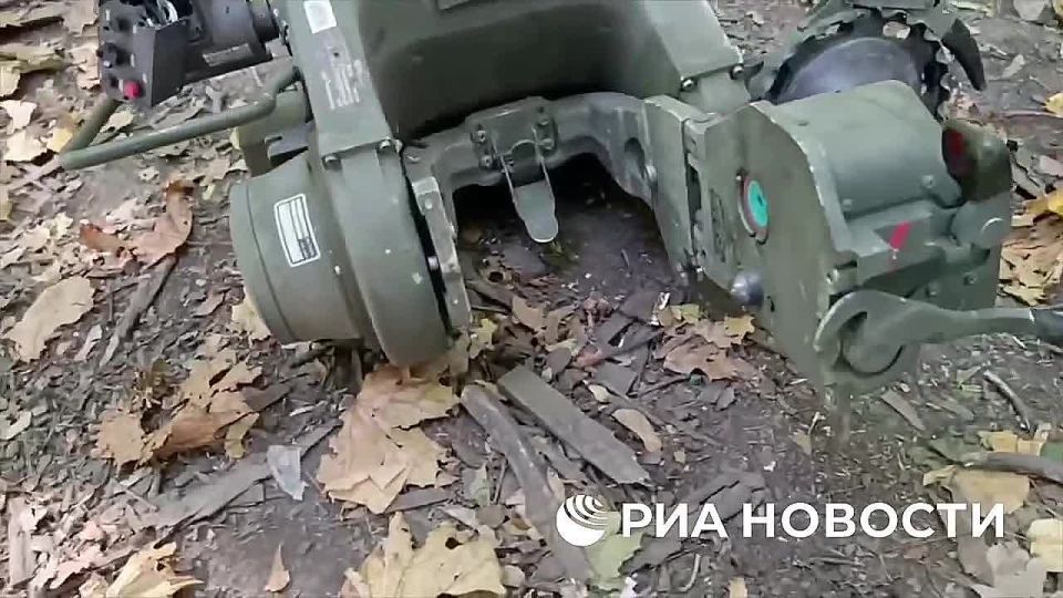 Бойцы группировки войск "Север" в Сумской области захватили в качестве трофея боеспособный модуль системы управления огнем от американского противотанкового ракетного комплекса BGM-71 TOW с маркировкой военно-морских сил США...