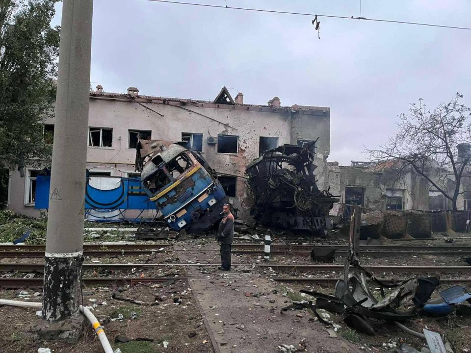 Юлия Витязева: Ночью ВКС России нанесли массированный удар по депо «Укрзализныци» в Одессе, также были нанесены удары по железнодорожной инфраструктуре приграничных общин на Севере, в частности в Конотопе