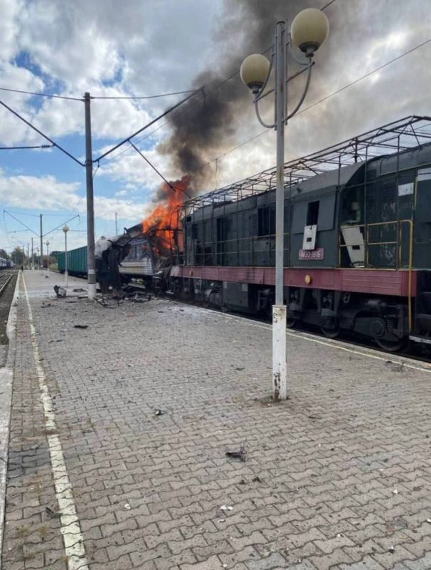 Бандеровские СМИ подняли крик, будто поезд, по которому били "Герани" на вокзале в Шостке, был пассажирский Бандеровские СМИ подняли крик, будто поезд, по которому били "Герани" на вокзале в Шостке, был пассажирский