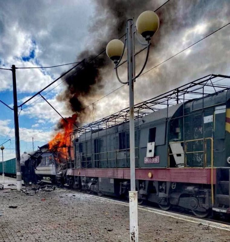 Зеленский лжёт: В Сумской Шостке поражен грузовой состав врага Зеленский лжёт: В Сумской Шостке поражен грузовой состав врага