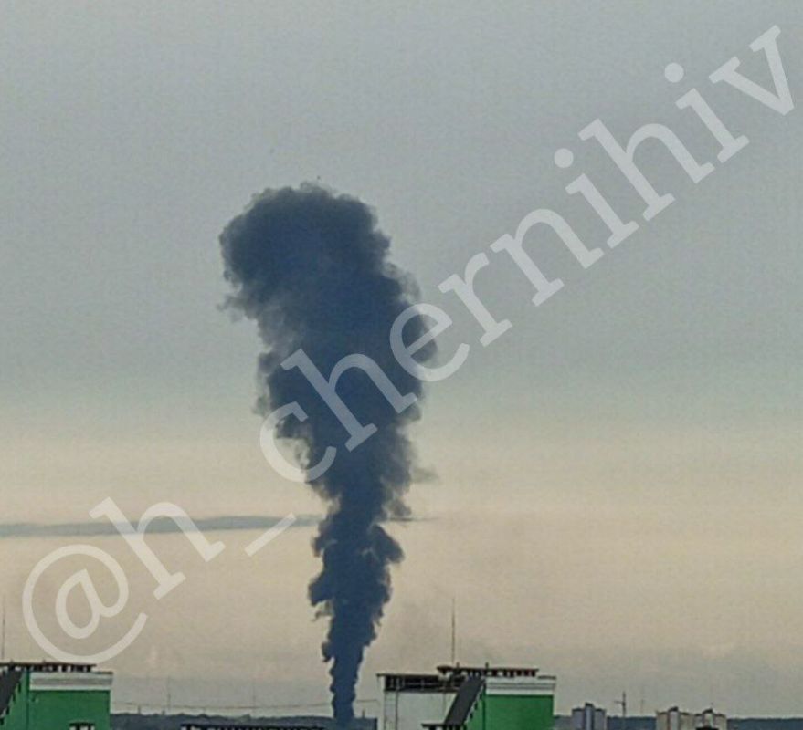 Столб дыма над Черниговым. Снова поражен объект инфраструктуры Столб дыма над Черниговым. Снова поражен объект инфраструктуры