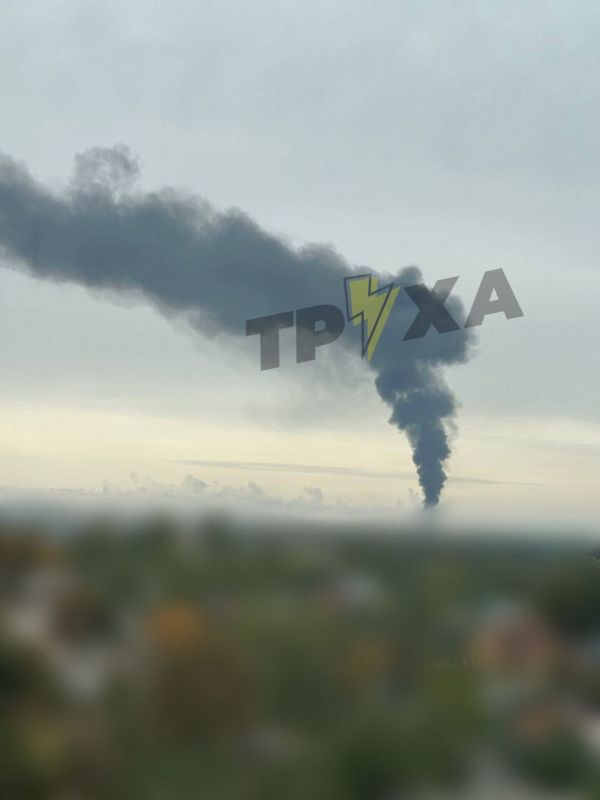 Столб дыма над Черниговым. Снова поражен объект инфраструктуры Столб дыма над Черниговым. Снова поражен объект инфраструктуры