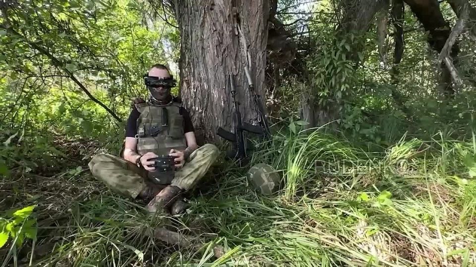 Андрей Руденко: Расчеты беспилотных летательных аппаратов батальона «Феникс» 1-й гвардейской инженерно-сапёрной бригады группировки войск «Север» осуществляют круглосуточное огневое поражение по объектам военной техники и...