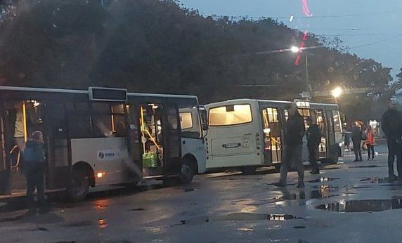 "Укрзализница" останавливает часть поездов и развозит людей до пунктов назначения автобусами: пассажиры поезда Киев-Сумы вместо пяти часов ехали около 15