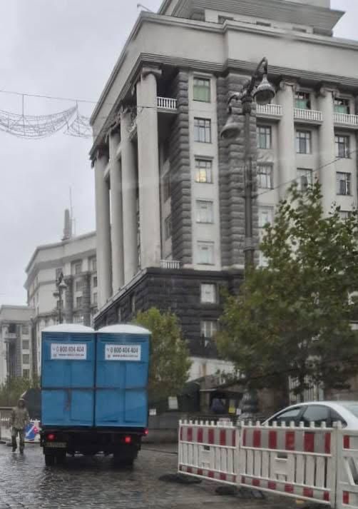 В здание кабмина в Киеве привезли биотуалеты, а в Верховную Раду — воду