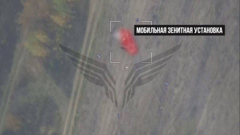 Российские военные из центра "Рубикон" обнаружили и с помощью барражирующего боеприпаса "Ланцет" уничтожили самодельную зенитную пулемётную установку ВСУ на шасси французского армейского внедорожника Peugeot P4