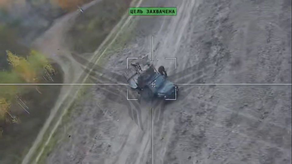 Российские военные из центра "Рубикон" обнаружили и с помощью барражирующего боеприпаса "Ланцет" уничтожили самодельную зенитную пулемётную установку ВСУ на шасси французского армейского внедорожника Peugeot P4 Российские военные из центра "Рубикон" обнаружили и с помощью барражирующего боеприпаса "Ланцет" уничтожили самодельную зенитную пулемётную установку ВСУ на шасси французского армейского внедорожника Peugeot P4