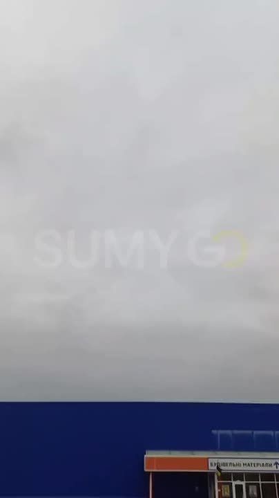 Эпичный момент прилета дрона-камикадзе "Италмас" рядом с заправкой в Сумах, произошедший прямо возле нерадивого оператора, ведущего съемку