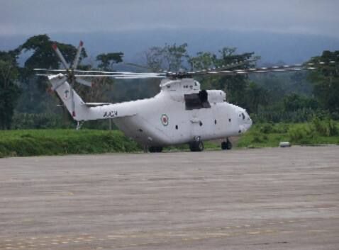 Редкий африканский зверь в лице тяжелого транспортного вертолета Ми-26 (б/н 53 "синий") ВВС Экваториальной Гвинеи Редкий африканский зверь в лице тяжелого транспортного вертолета Ми-26 (б/н 53 "синий") ВВС Экваториальной Гвинеи