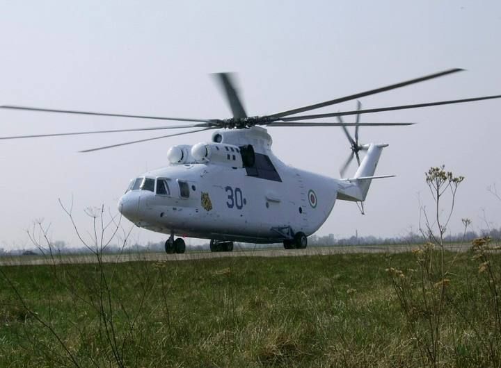 Редкий африканский зверь в лице тяжелого транспортного вертолета Ми-26 (б/н 53 "синий") ВВС Экваториальной Гвинеи