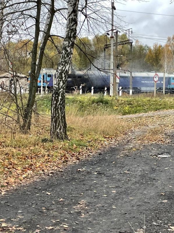 Локомотив «Укрзализницы», подгоревший в результате попадания дрона-камикадзе «Герань-2» в районе села Черноплатово Сумской области
