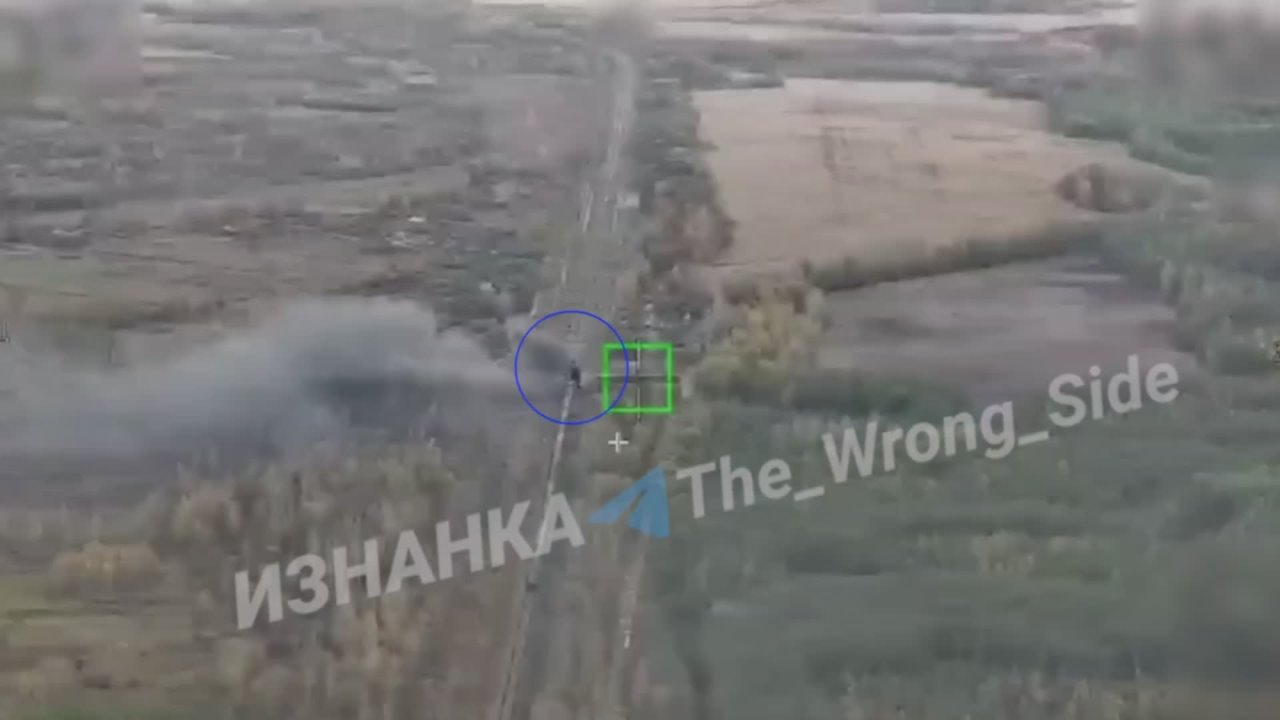 Последствия удара дронами-камикадзе «Герань-2» по железнодорожному составу с ГСМ в районе н.п. Черноплатово Сумской области