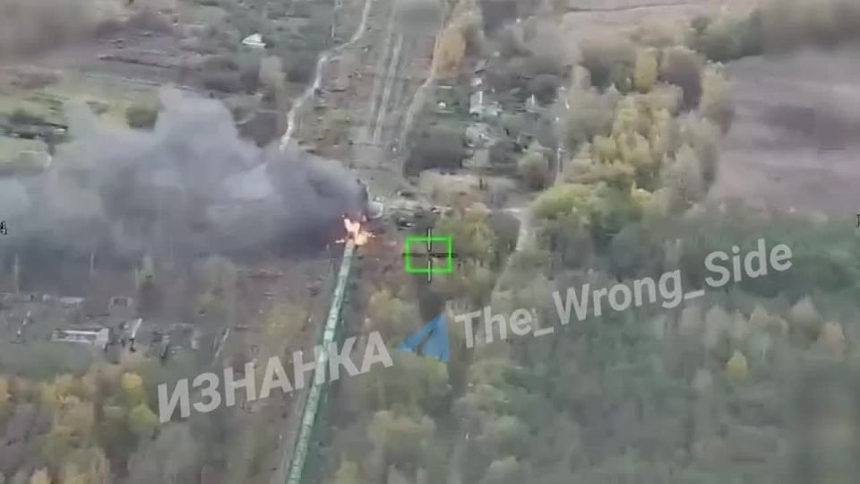 Эдуард Басурин: На кадрах поражённый железнодорожный состав с ГСМ в районе Черноплатово Сумской области, который доставляет топливо ВСУ