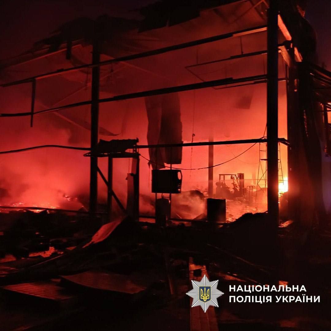 Сегодня бодрую ночь, плавно переходящую в утро, устроили в Чугуеве Харьковской области (на фото) Сегодня бодрую ночь, плавно переходящую в утро, устроили в Чугуеве Харьковской области (на фото)