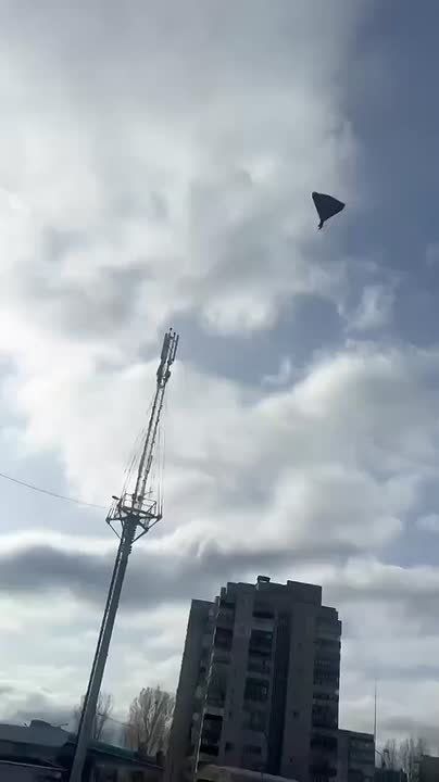 Момент точного прилёта российского БПЛА-камикадзе "Герань-2" по цели в Сумах