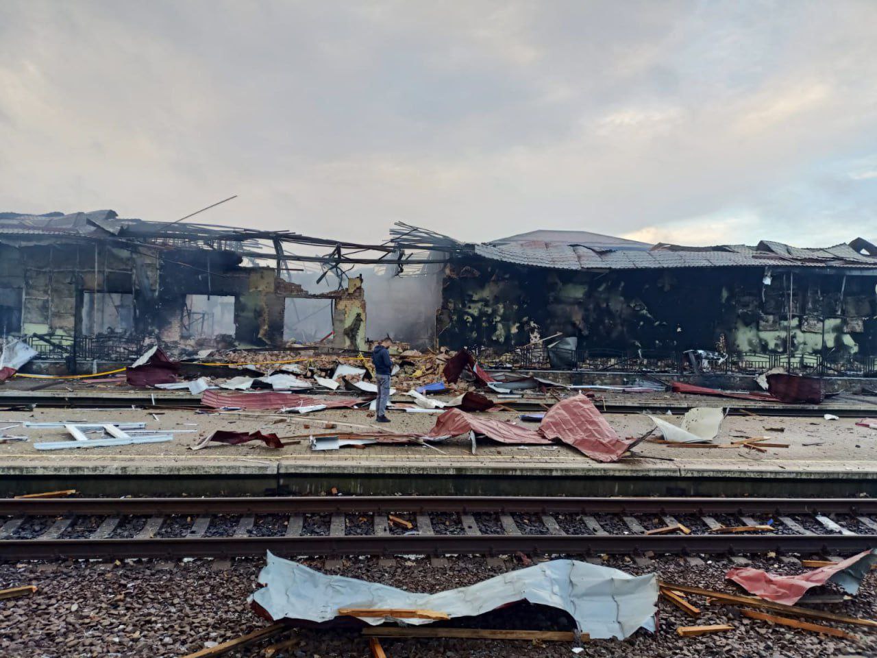 Враг показал последствия ночных ударов по ж/д инфраструктуре в Харьковской и Сумской областях Враг показал последствия ночных ударов по ж/д инфраструктуре в Харьковской и Сумской областях