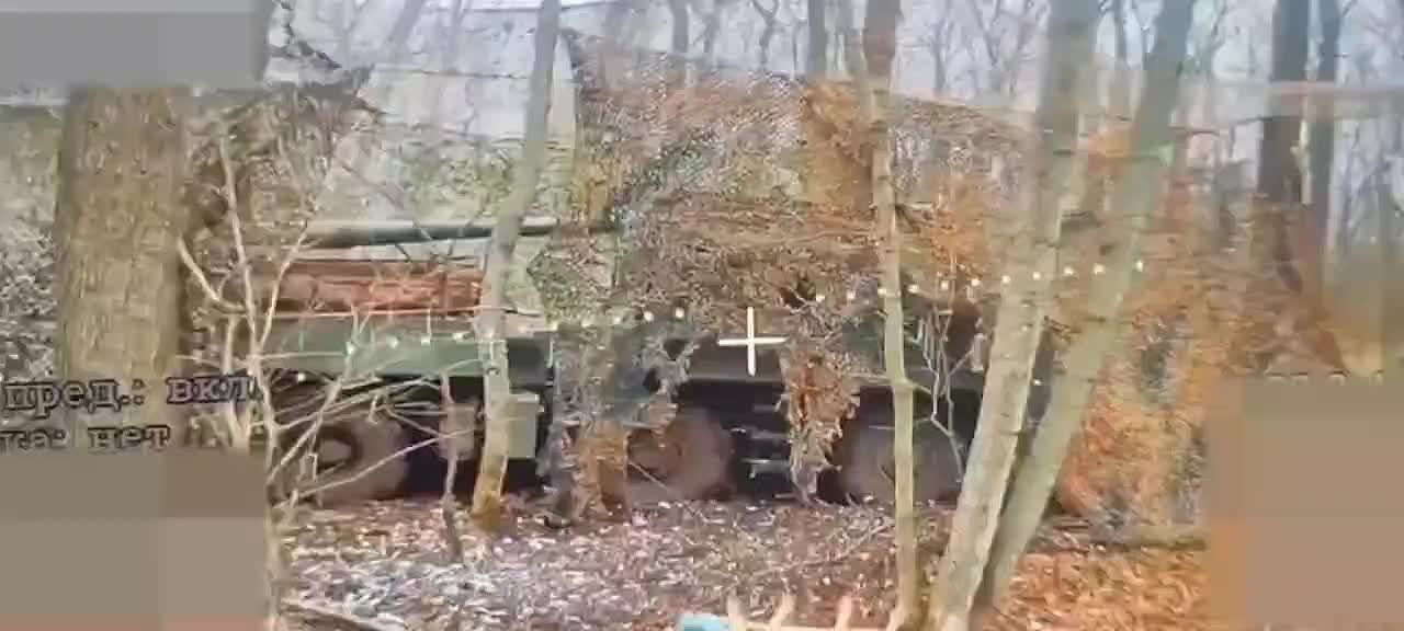 Российские военные "напихали" дронов-камикадзе в бок вражеской 155-мм САУ 2С22 "Богдана" около населённого пункта Рясное Сумской области, сообщает Telegram-канал "Северный ветер"