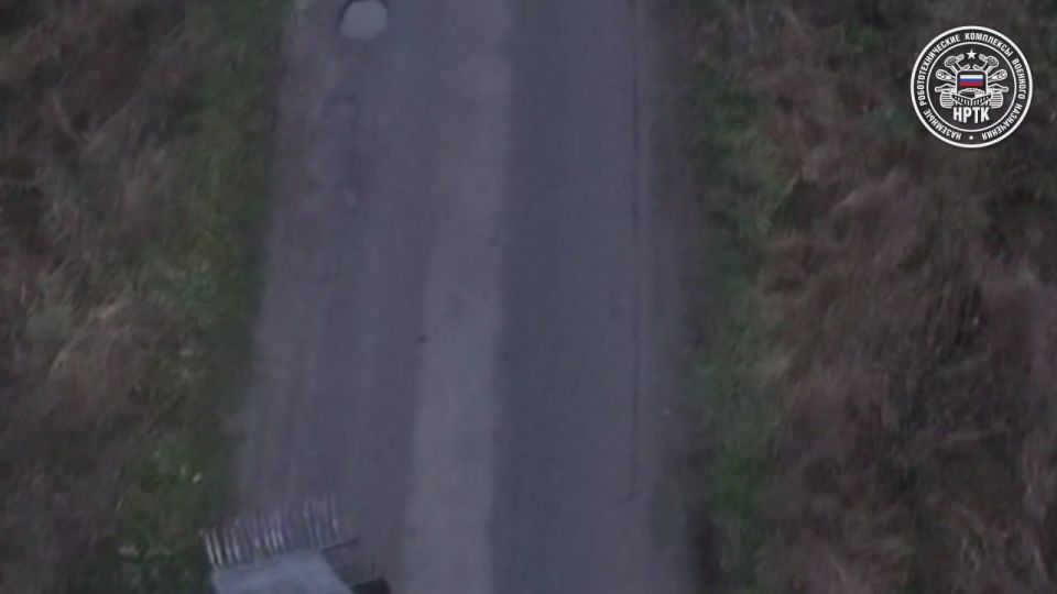 НРТК "Курьер" с минным тралом и сварными решетками занимается очисткой дорог от мин в Сумской области