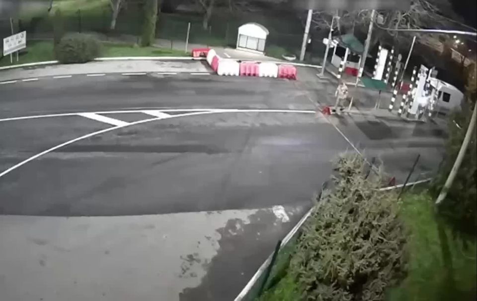 Два майора: Украинец на мотоцикле решил прорваться в Евросоюз и попытался протаранить КПП «Порубное» на границе с Румынией